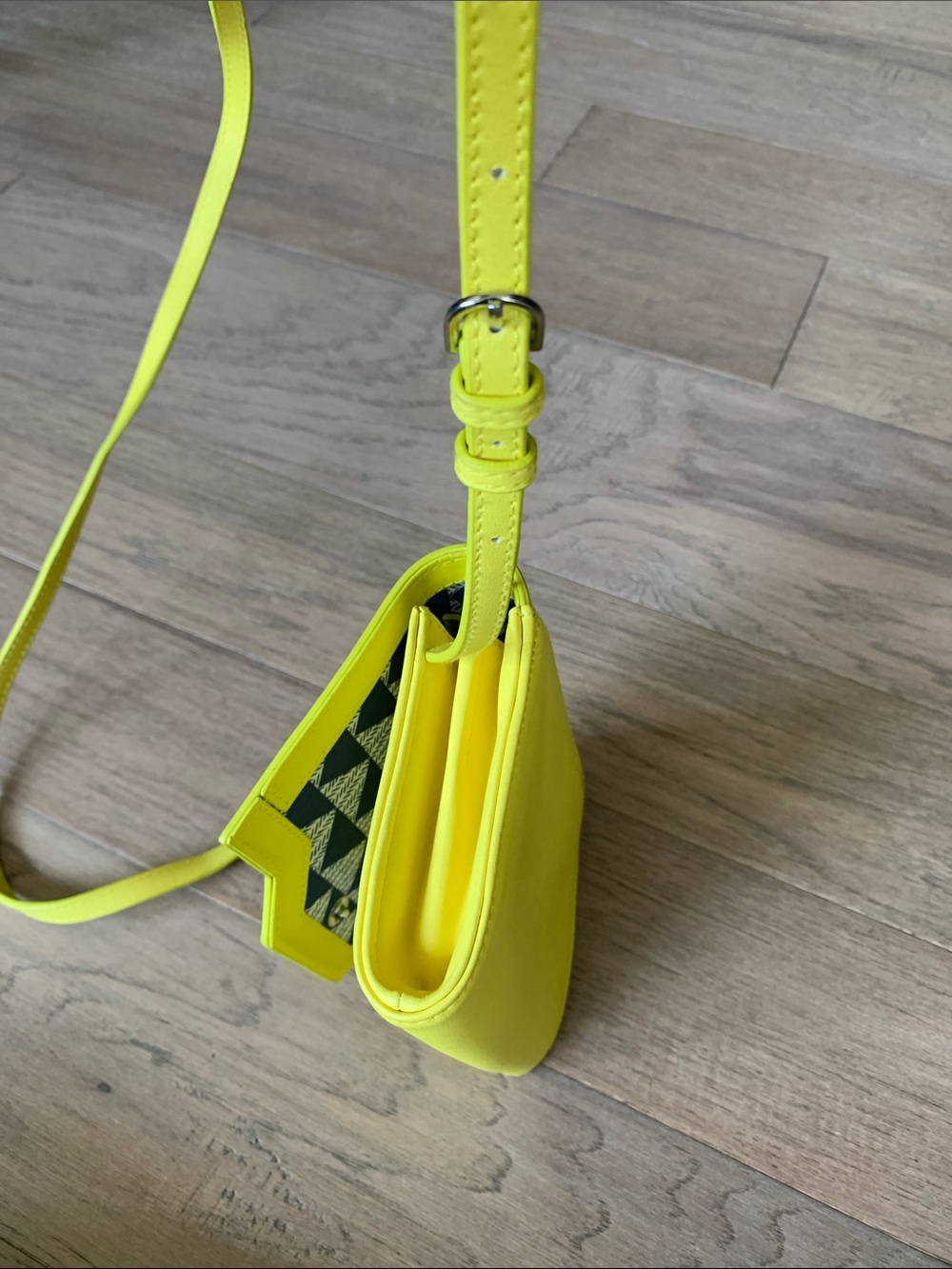 NWOT Stella & Dot Neon Yellow Perforated Crossbody Bag - Picture 9 of 10